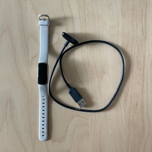 Fitbit Luxe Lunar White soft gold